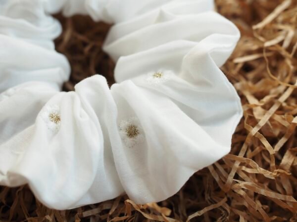 Coletero scrunchie margaritas blanco