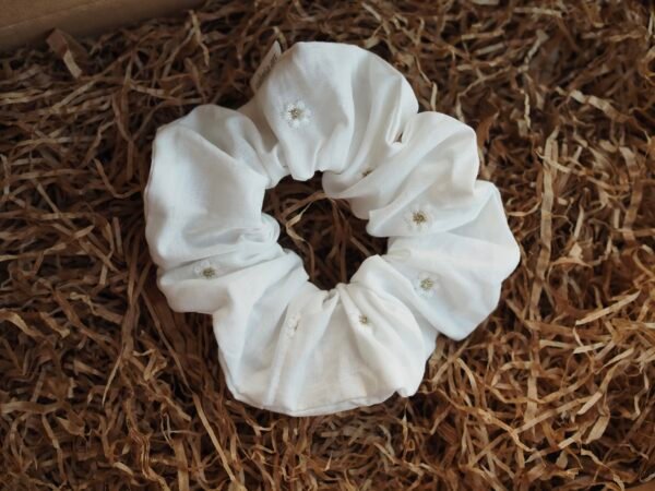Coletero scrunchie margaritas blanco