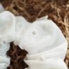 Coletero scrunchie margaritas blanco