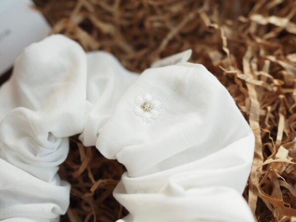 Coletero scrunchie margaritas blanco