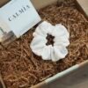 Coletero scrunchie margaritas blanco