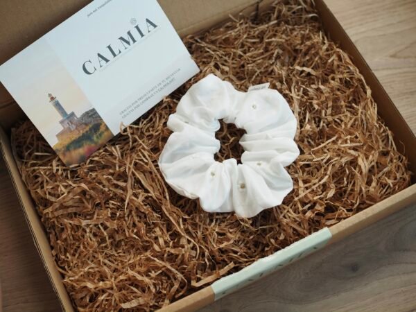 Coletero scrunchie margaritas blanco