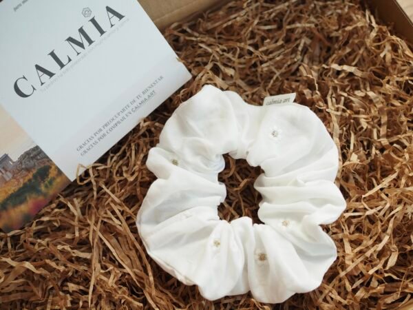 Coletero scrunchie margaritas blanco