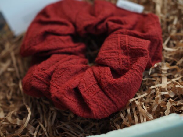 Scrunchie relieve rojo