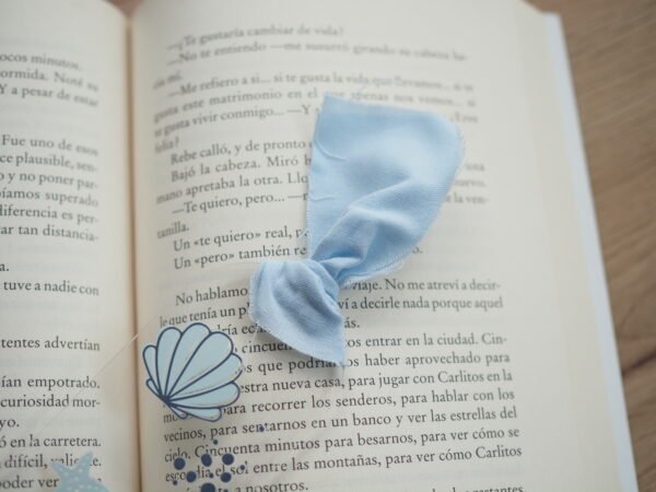 Marcapáginas transparente conchas azules