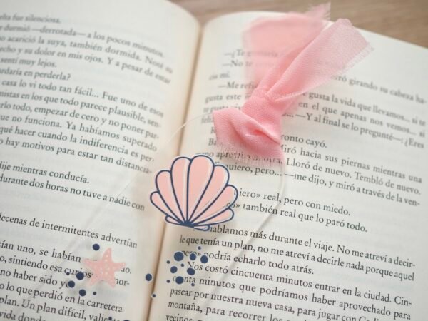 Marcapáginas transparente conchas rosas